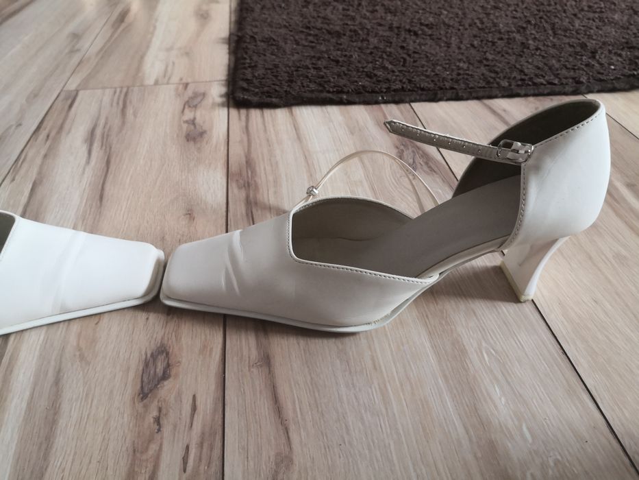 Buty białe na obcasie ślubne