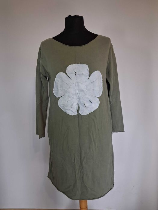 Sukienka khaki z dużym białym kwiatem - 100% bawełna