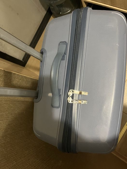 Велика валіза в ідеальному стані