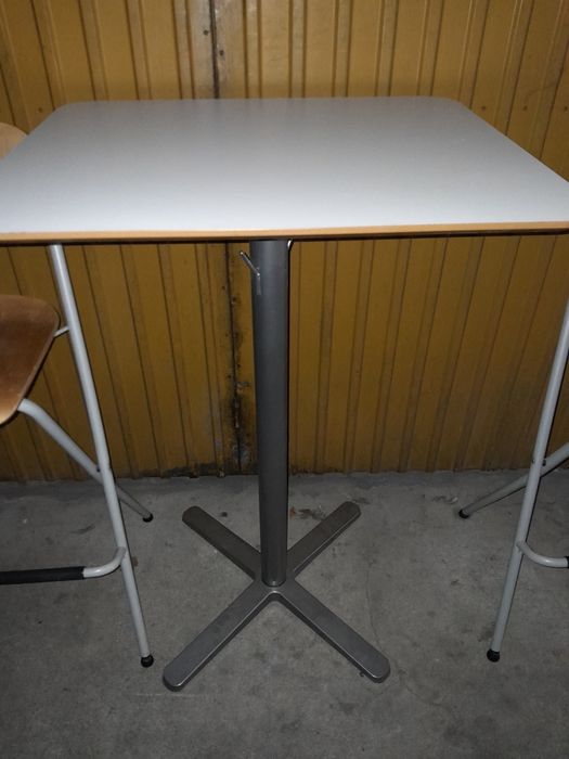 Mesa e cadeiras altas