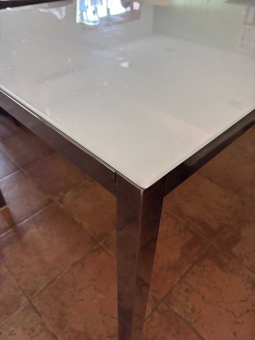 Mesa de jantar - estrutura de metal e superfície brilhante