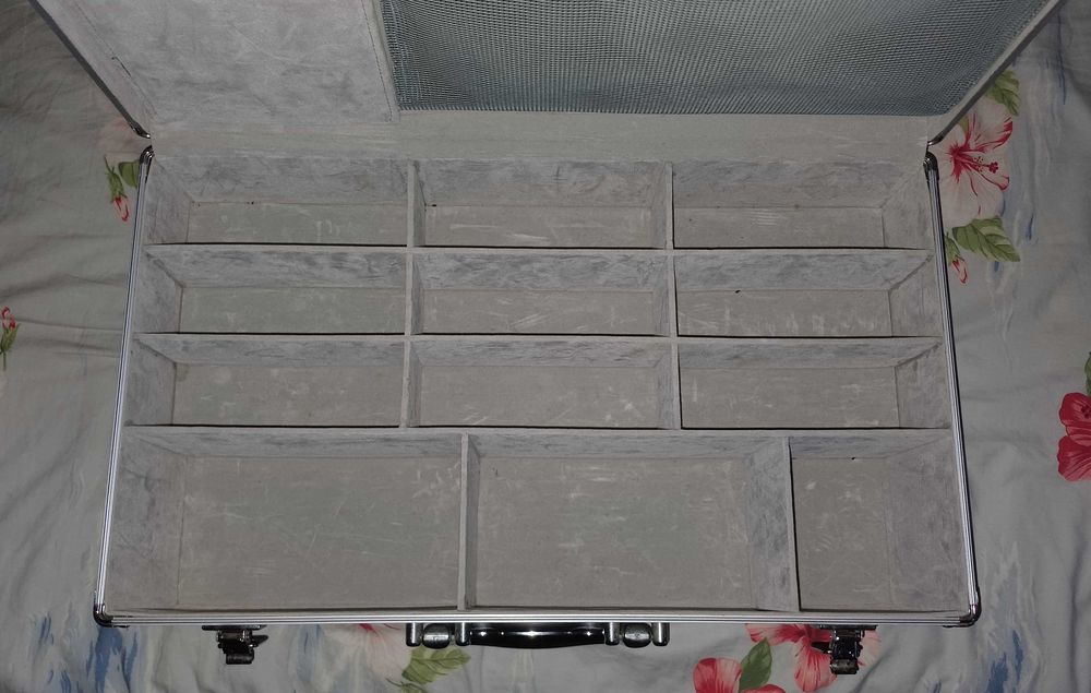 Mala Metálica com 12 Divisórias, Rede e Espelho