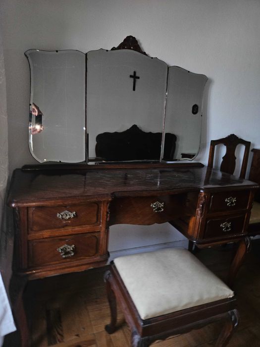 Quarto Completo Clássico em Madeira Maciça | Cama, Roupeiro, Cómoda, Toucador e Mesas de Cabeceira