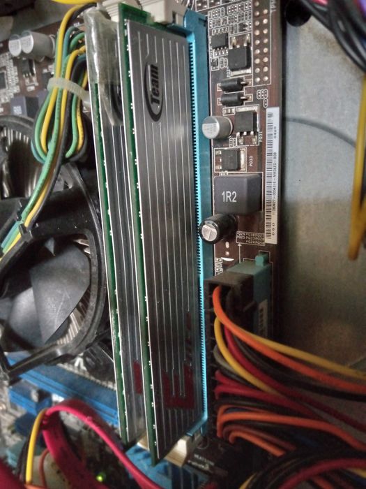 Компьютер, клавиатура, колонки и мышь, без монитора или с монитором