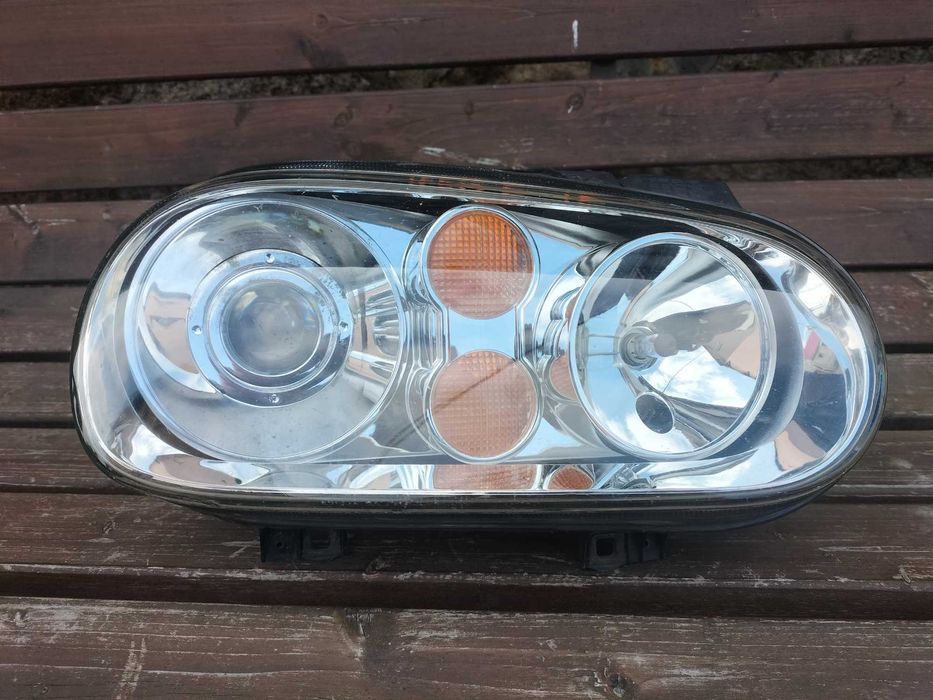 Volkswagen  Golf 4 IV lampa prawa xenon