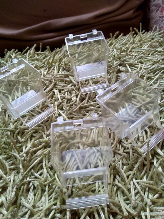 Кормушки пластікові