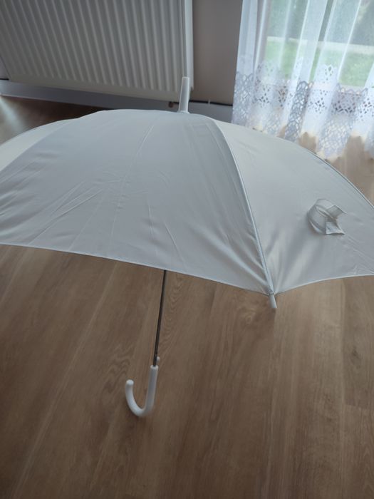 Biały parasol ślubny