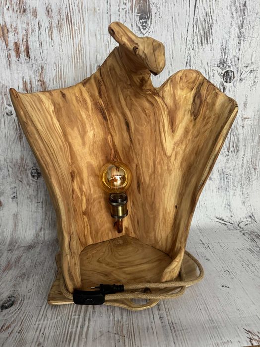 Lampa stojąca z naturalnego drewna.