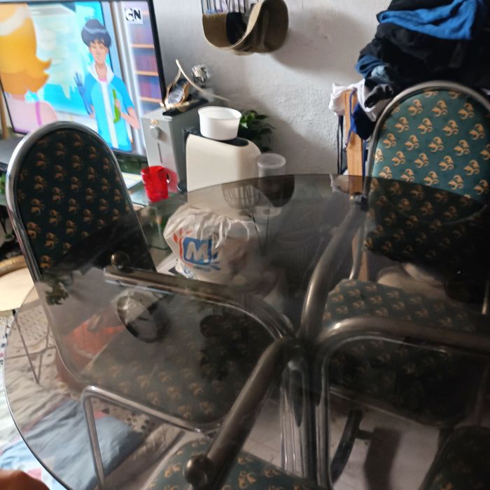 Mesa de vidro com cadeiras de oferta