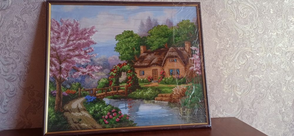 Картина із бісеру у рамці під склом.