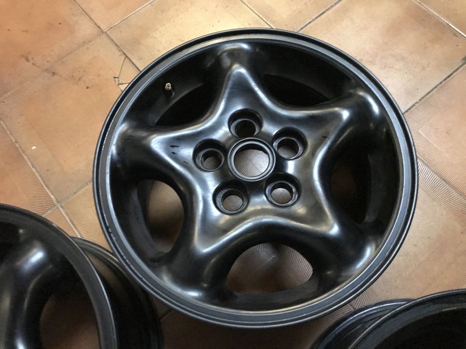 Jantes originais Range Rover P38 de 16” pintadas de preto mate.