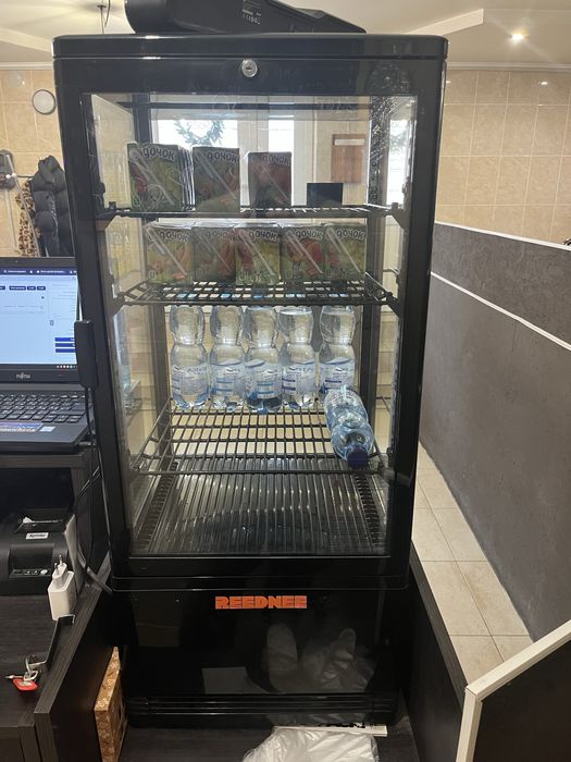 Холодильна кондитерська вітрина reednee