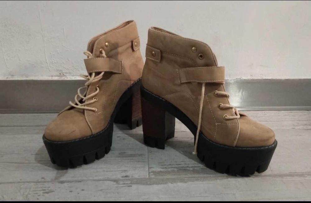 Botas com salto. Pouco usado