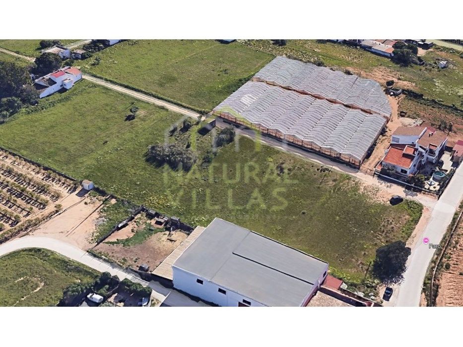 Completely flat land located 3 km from the city of Faro