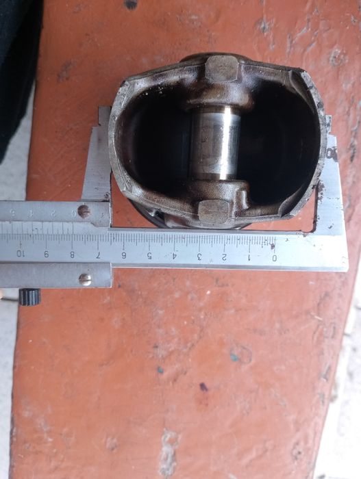 Поршень без шатунів