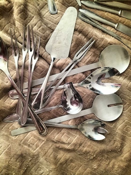 Kilkanaście sztuk sztućcy różne