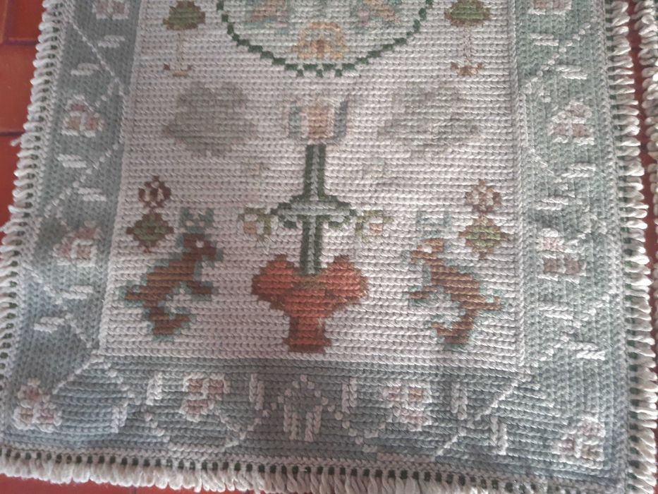 Conjunto 2 tapetes arraiolos, 63cm x 112cm, bom estado