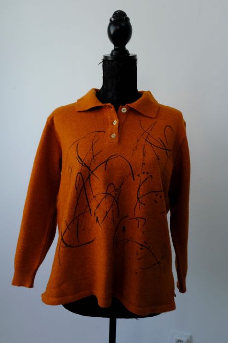 Sweater laranja.