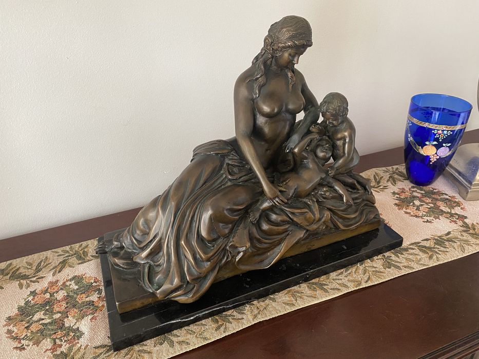 Estatua em bronze e base em marmore de Mãe e filhos, lindissima