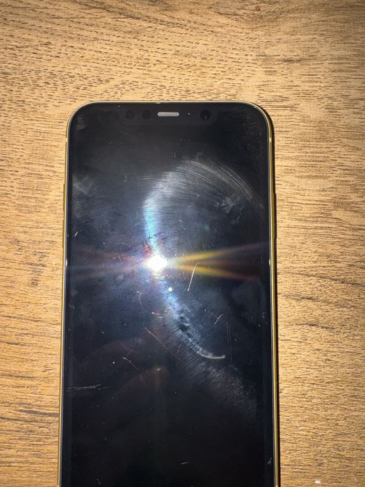 IPhone 11 Żółty pekniety ekran