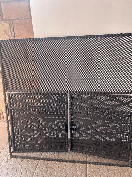 Металева решітка для каміна, екран