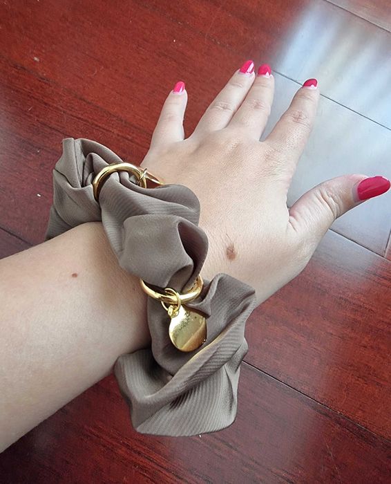 Elástico de cabelo verde seco acastanhado com corações dourados