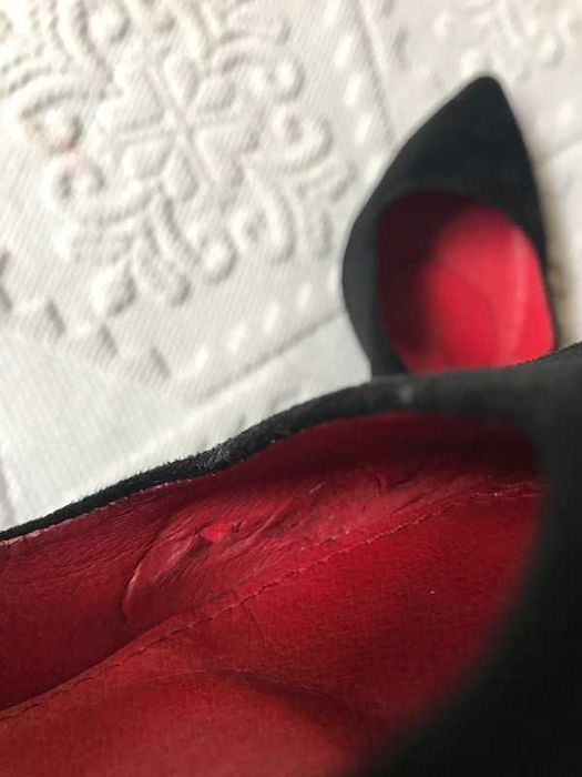 Sapatos pretos stilettos