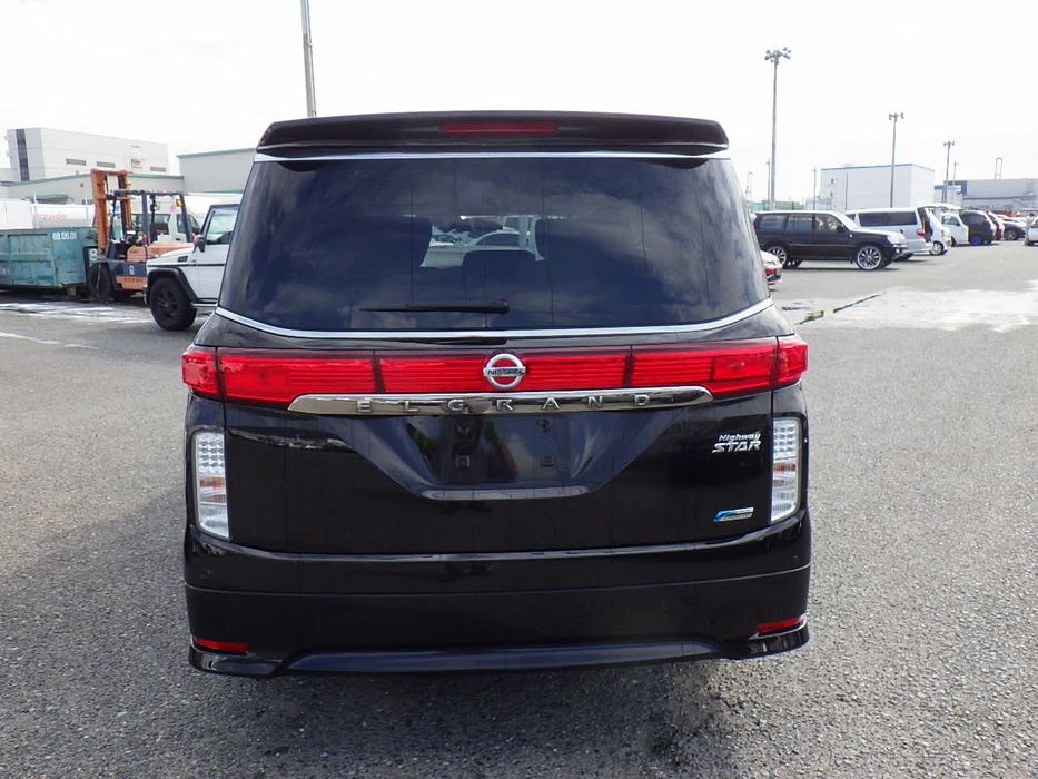 Nissan Elgrand Luksusowy Van