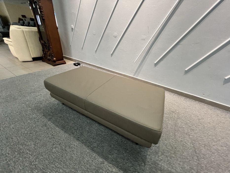 Великий шкіряний пуфік на ніжках