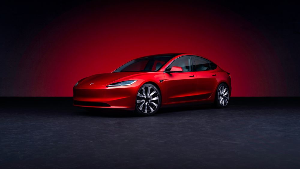 Tesla model 3 czerwona z lewej strony