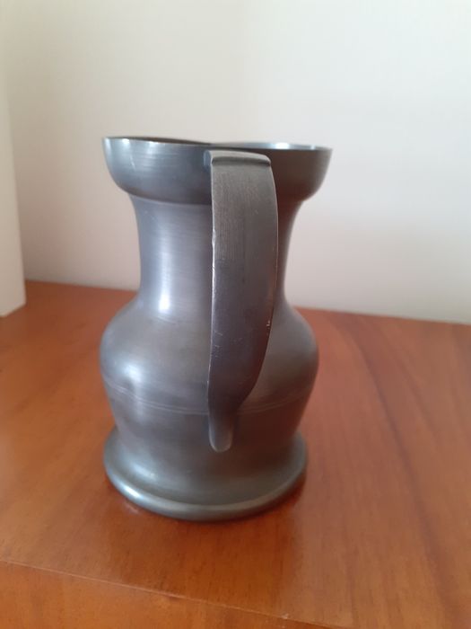 Caneca em estanho francês.