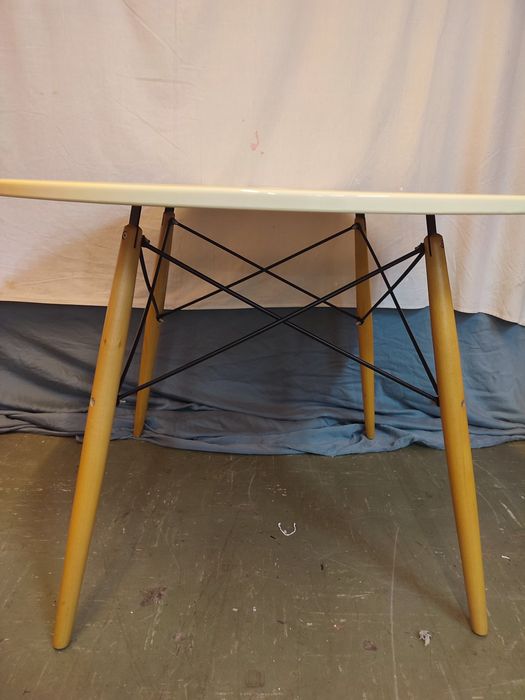 Mesa tampo plástico pernas madeira