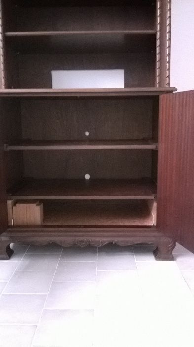 MÓVEL Com Nicho E Prateleiras de Correr