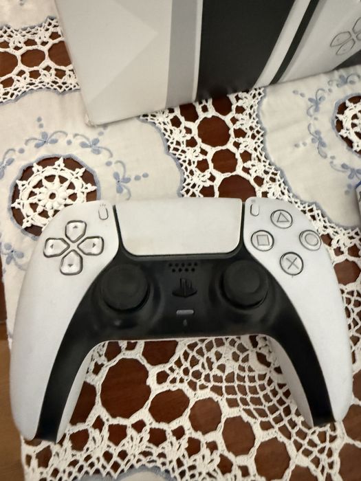 Playtation 5 na caixa, como nova com 2 jogos e 1 comando incluido.