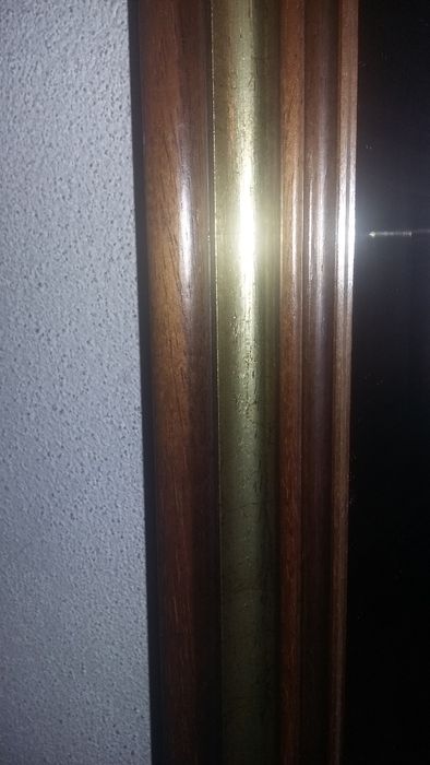 Espelho com moldura de madeira