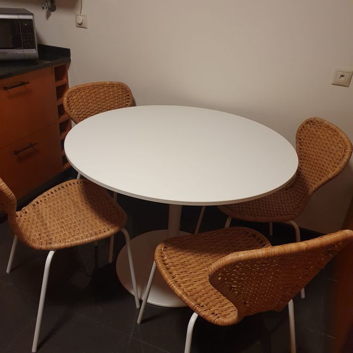Mesa com 4 cadeiras