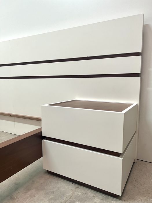 Quarto lacado branco mate e nogueira