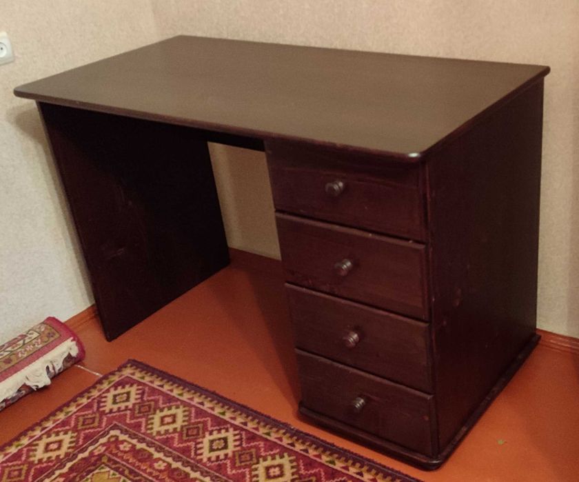 Стіл письмовий, в нормальному стані.