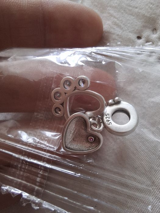 Piękny charms kotek łapka do zawieszek typu Apart, Pandora etc