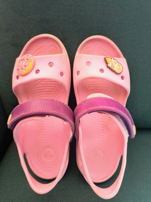 Sandałki crocs c13 z przypinkami