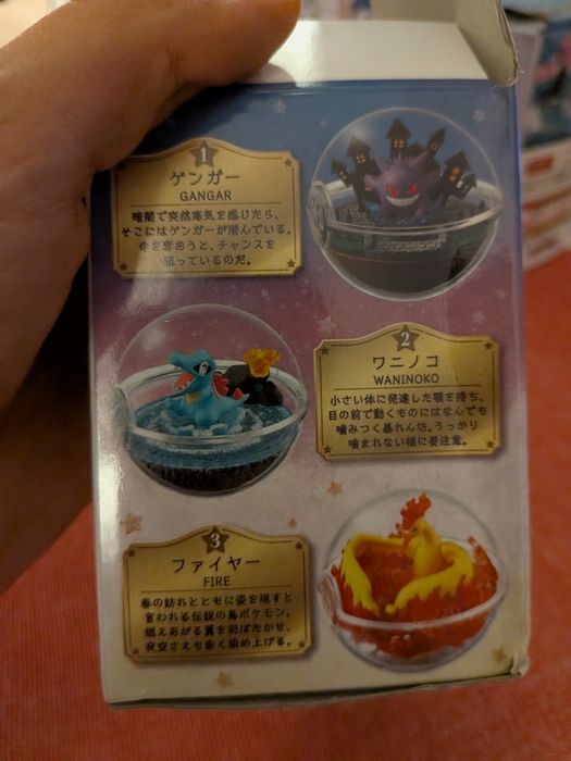Figuras gacha (One Piece, Pokémon)