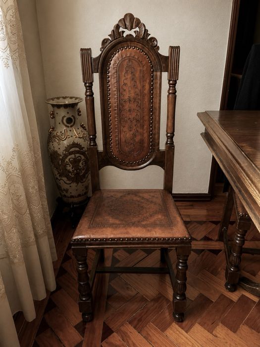 Sala de Jantar Antiga em Madeira Maciça Entalhada – Aparador + Mesa + 8 Cadeiras + Móvel TV
