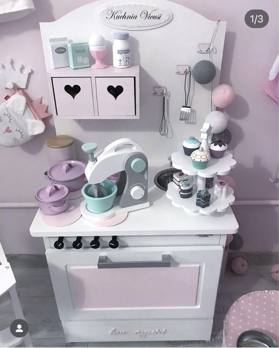 Drewniana piękna kuchnia akcesoria różowo biała garnki ekspres do kawy