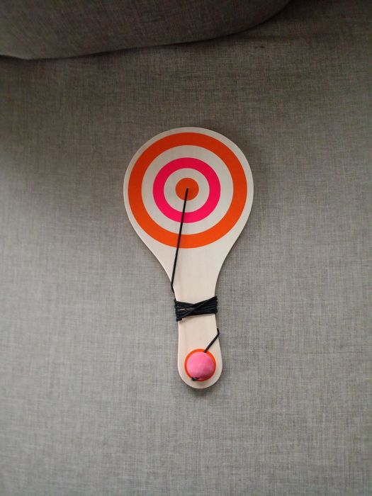 Paletka z piłką zaczepiona na gumce