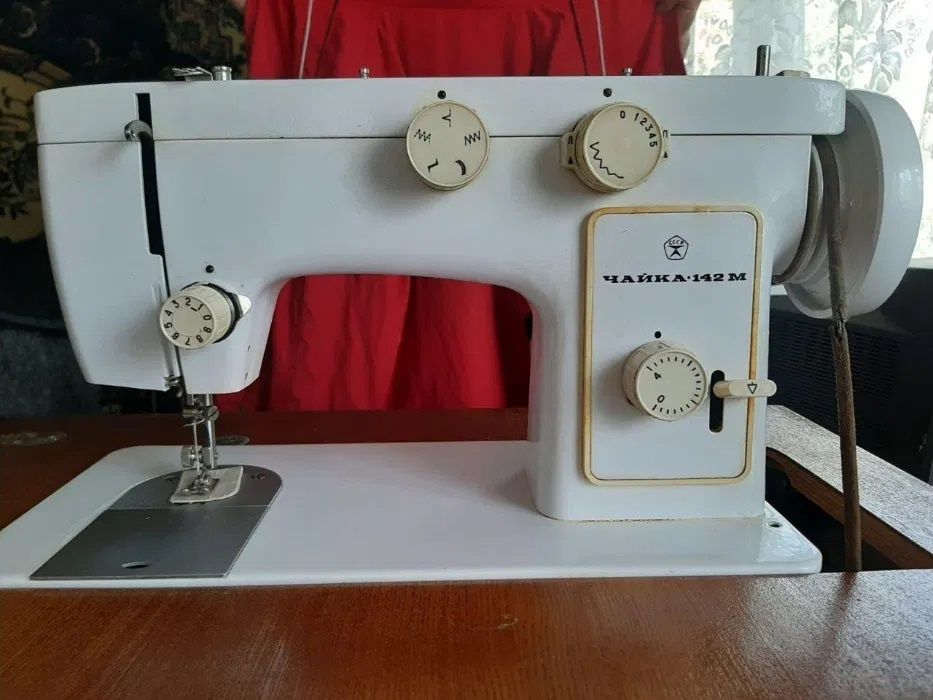 Рабочая Швейная машинка Чайка 142-М, ножным механическим приводом