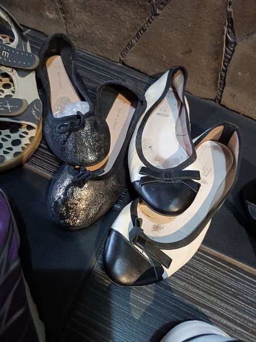 Взуття жіноче 37 розмір кросівки коралки сандалі чоботи хайтопи балетк