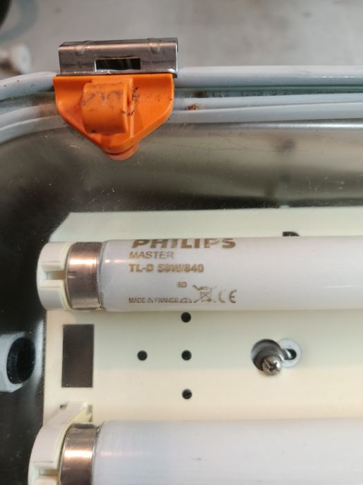 4 Luminárias fluorescentes