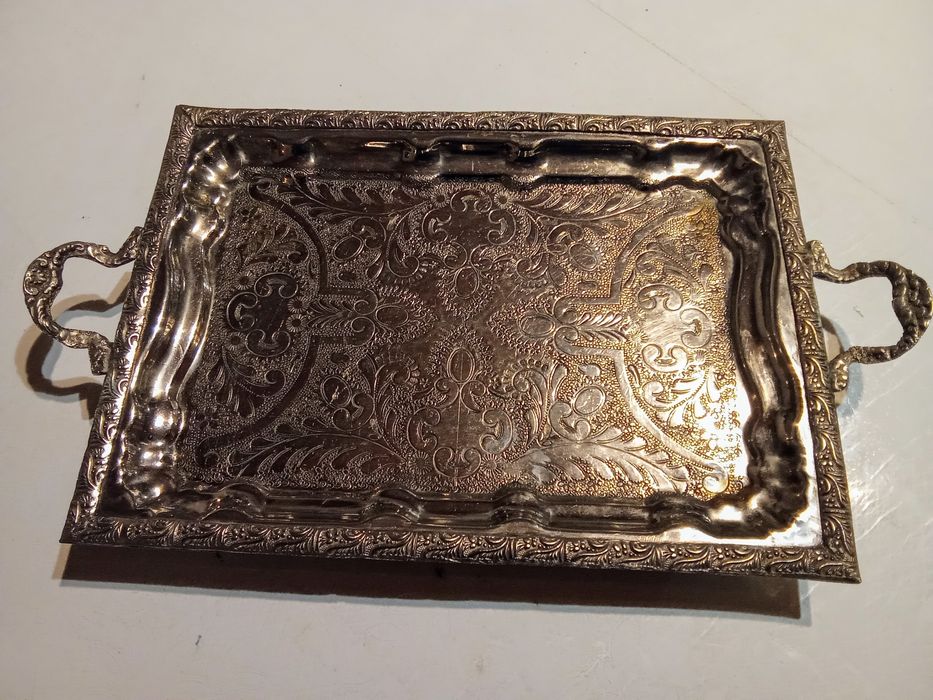 Bandeja banhada a prata, desenhada a mão