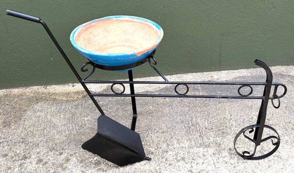Floreira, porta vasos, charrua em ferro