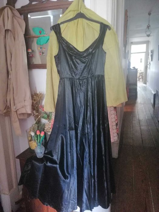 Vestidos de cerimónia e casaco a condizer